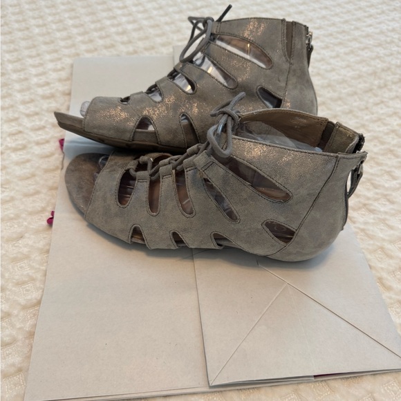 Earthies Silver/Gray gladiator Sandals. Worn one time. Very comfortable. Size 8. - Picture 2 of 5